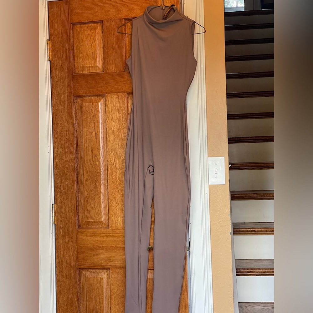 SKIMS - High Neck Bodysuit. (S)